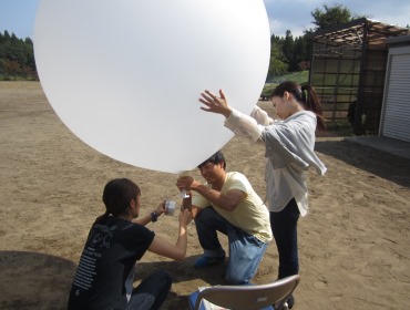上空の大気の状態を観測するラジオゾンデの放球準備の様子